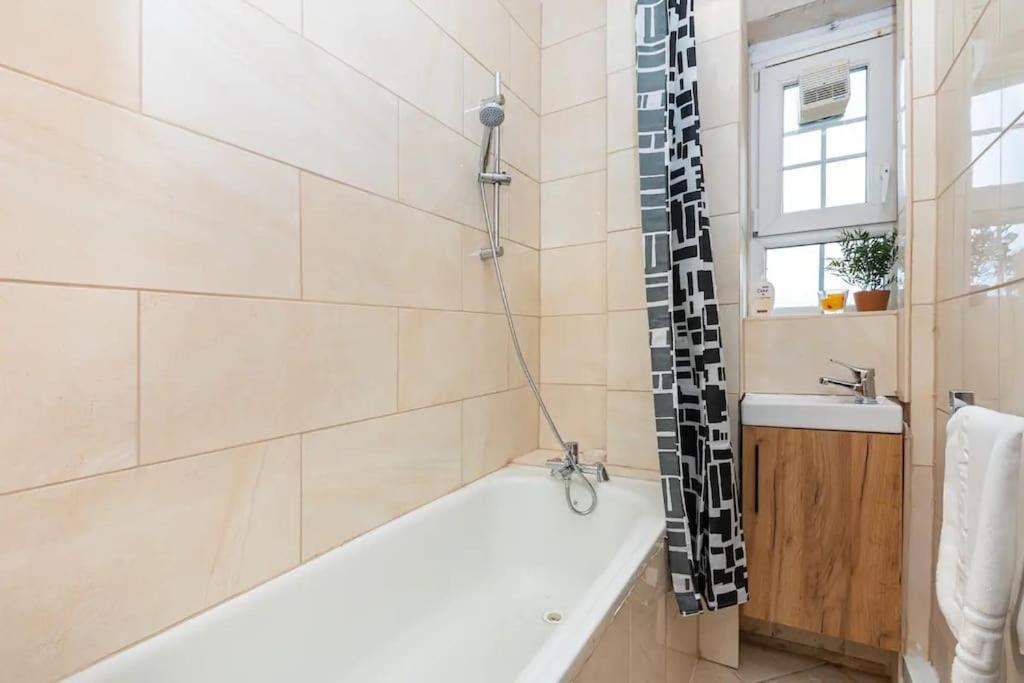 Tranquil 1Br In South Bank With Onsite Parking Apartment London Exterior photo